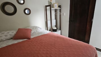 1 dormitorio, tabla de planchar con plancha, ropa de cama