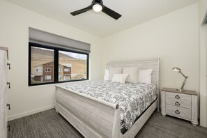 3 slaapkamers, een strijkplank/strijkijzer, gratis wifi, beddengoed