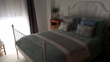 3 chambres, fer et planche à repasser, Wi-Fi, draps fournis