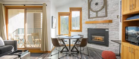 Smart-TV, Kamin, Bücher