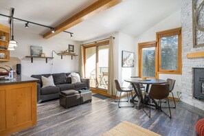 Smart-TV, Kamin, Bücher