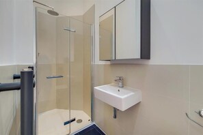 Apartment | Bathroom | Separate bathtub and shower, deep-soaking bathtub, hair dryer, towels - Luxurious 4-bedrooms Apartment in Central London (London)