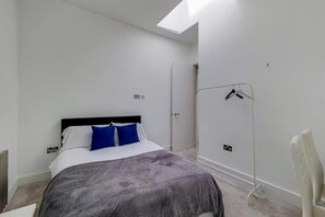 4 bedrooms, iron/ironing board, free WiFi, bed sheets - Luxurious 4-bedrooms Apartment in Central London (London)