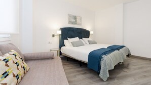 Ein Schlafzimmer mit einem Bett, Nachttischen, einer Wandlampe und einem Nachtlicht.