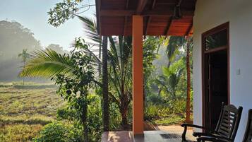 Habitación doble Prestigio | Decoración personalizada, muebles diferentes y escritorio