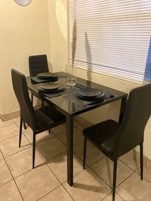 Dining - Quaint & Cozy 1 bedroom apartment centrally located amongst shopping and dining  (Miami)