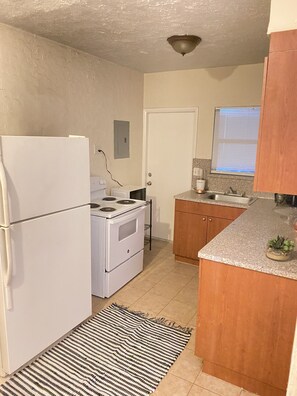 Private kitchen - Quaint & Cozy 1 bedroom apartment centrally located amongst shopping and dining  (Miami)