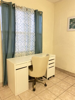 Interior - Quaint & Cozy 1 bedroom apartment centrally located amongst shopping and dining  (Miami)