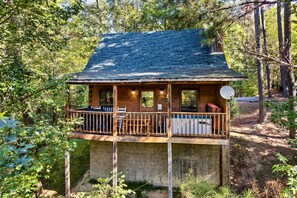 Exterior - Views, Hot Tub, Resort Amenities! (Pigeon Forge)