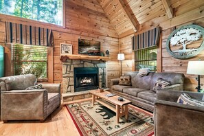 Smart TV, fireplace, books - Views, Hot Tub, Resort Amenities! (Pigeon Forge)