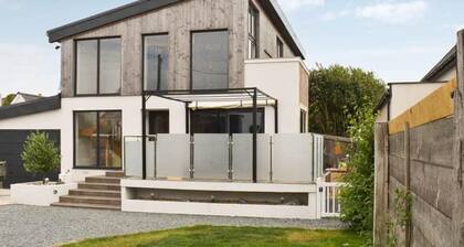 Remarkable Seaside Apartment - Sleeps 4