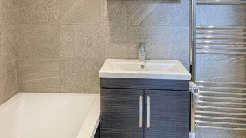 Lejlighed | Badeværelse | Separat badekar og bruser, dybe badekar, hårtørrer, håndklæder