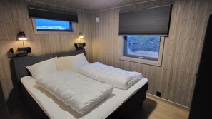 4 bedrooms, desk, iron/ironing board, travel cot