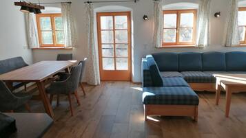 Fernseher, Kamin, Bücher