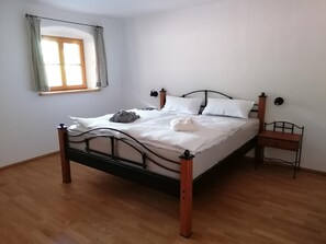 3 室のベッドルーム、旅行用ベビーベッド、WiFi (無料)、ベッドシーツ