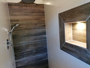 ヘアドライヤー、タオル、石鹸、シャンプー