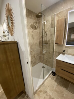 Regadera, amenidades de baño ecológicas, toallas, papel de baño