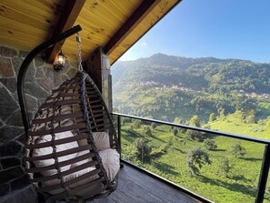 A hanging chair with a view of a green valley and a mountain range. - Mezra Dogal Dag Evleri (Rize)