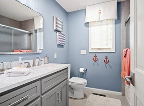 Douche, sèche-cheveux, serviettes fournies, savon