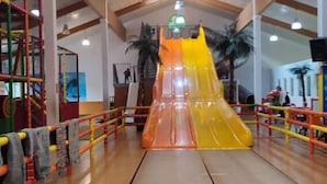 A multi-level indoor play area with slides and climbing structures. - Stressless Hotelapparat Inklusive Aktivcard Bayerischer Wald (Sankt Englmar)