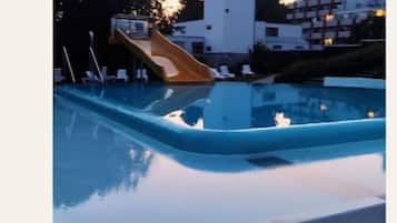 Inomhuspool och utomhuspool