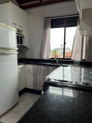 Kjøleskap og kokeplater