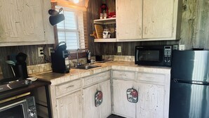 Cafetera y tetera, refrigerador, microondas y horno 