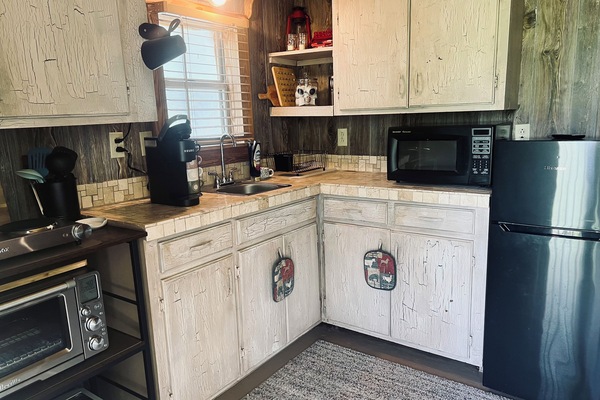 Køleskab, mikrobølgeovn, ovn, kogeplade