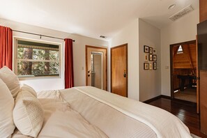 4 bedrooms, desk, iron/ironing board, WiFi