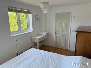 4 soverom, skrivebord, strykejern/-brett og wi-fi (inkludert)