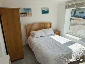 4 bedrooms, desk, iron/ironing board, free WiFi - Air conditioned 4 double bed bungalow in quiet location with EV point + parking (Padstow)