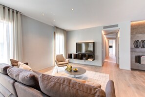 Premium Apartment | Living area | 40-inch flat-screen TV with digital channels - Villa Italia (Cesenatico)