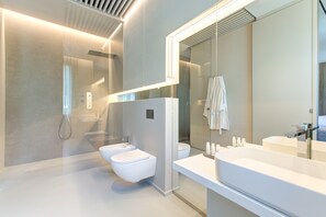Chambre Deluxe | Salle de bain | Douche, séchoir à cheveux, peignoirs, bidet