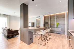 Apartament prèmium | Sala d'estar | Televisor de pantalla plana de 40 polzades amb canals digitals 