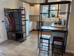 Een koelkast, een magnetron, een oven, een kookplaat