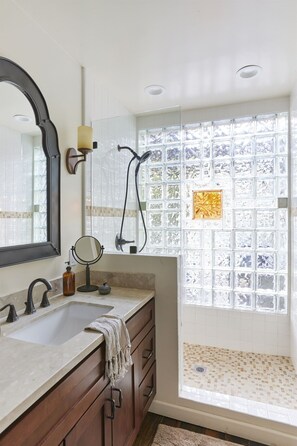 Regadera, amenidades de baño ecológicas, secadora de cabello, toallas