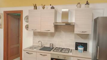 Kühlschrank, Ofen, Herdplatte, Wasserkocher mit Kaffee-/Teezubehör