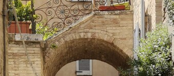 Historic apartment with frescoed ceilings, in the center of the city 
