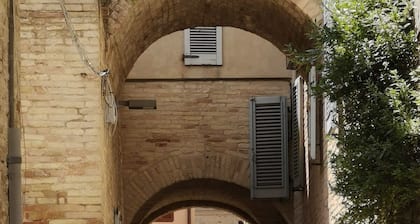 Historic apartment with frescoed ceilings, in the center of the city
