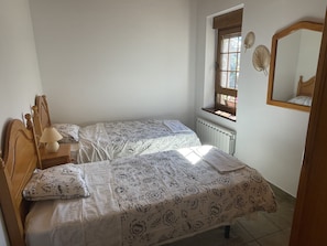 3 chambres, fer et planche à repasser, lit de bébé portatif, Wi-Fi