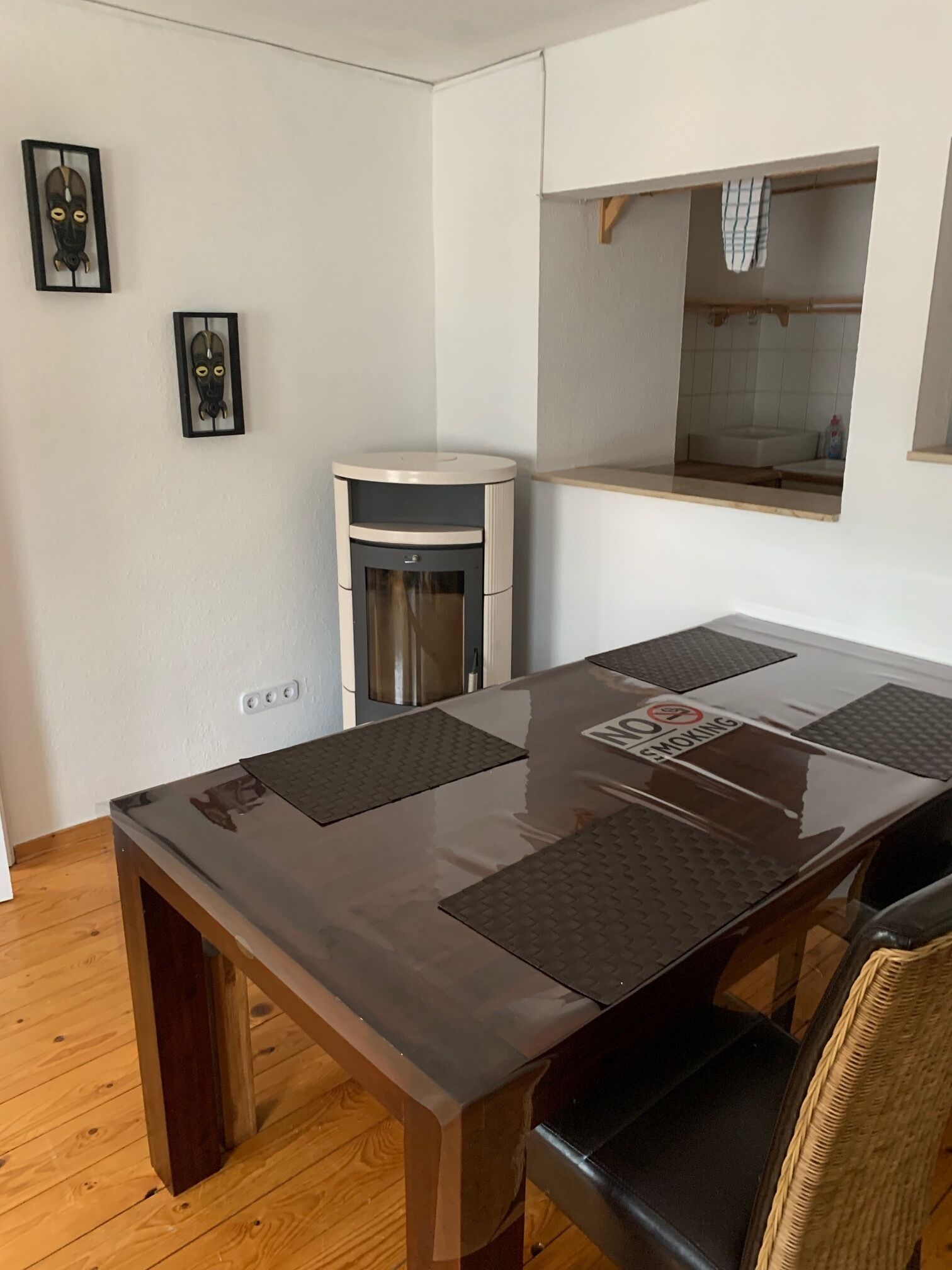 Un coin repas comprenant une table rectangulaire, des tapis moelleux et un petit réfrigérateur.