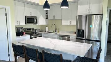 KĂŒhlschrank, Mikrowelle, Ofen, Herdplatte