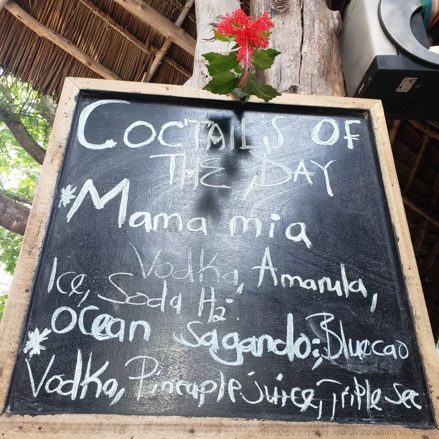 Eine Kreidetafel mit der Tagesauswahl an Cocktails, darunter Mama Mia, Ice Sago und Triple S.