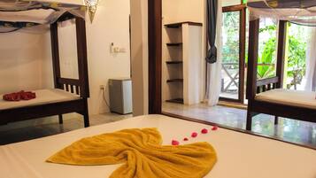 Habitación triple estándar | Ropa de cama hipoalergénica y edredones de plumas