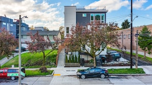 Exterior - Red Maple Retreat in Judkins Park (Seattle)