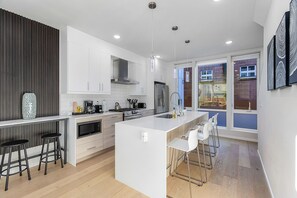 Classic Apartment | Private kitchen | Fridge, microwave, oven, stovetop - Red Maple Retreat in Judkins Park (Seattle)