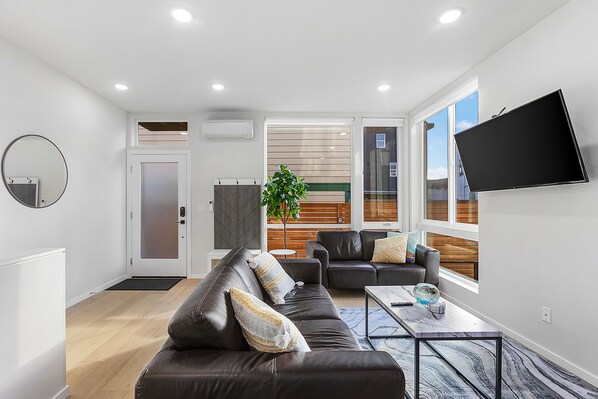 Classic Apartment | Living area - Red Maple Retreat in Judkins Park (Seattle)