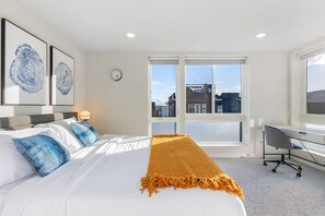 3 bedrooms, iron/ironing board, free WiFi - Modern 3BR - Walk to Light Rail w/EV Charger & Parking (Seattle)