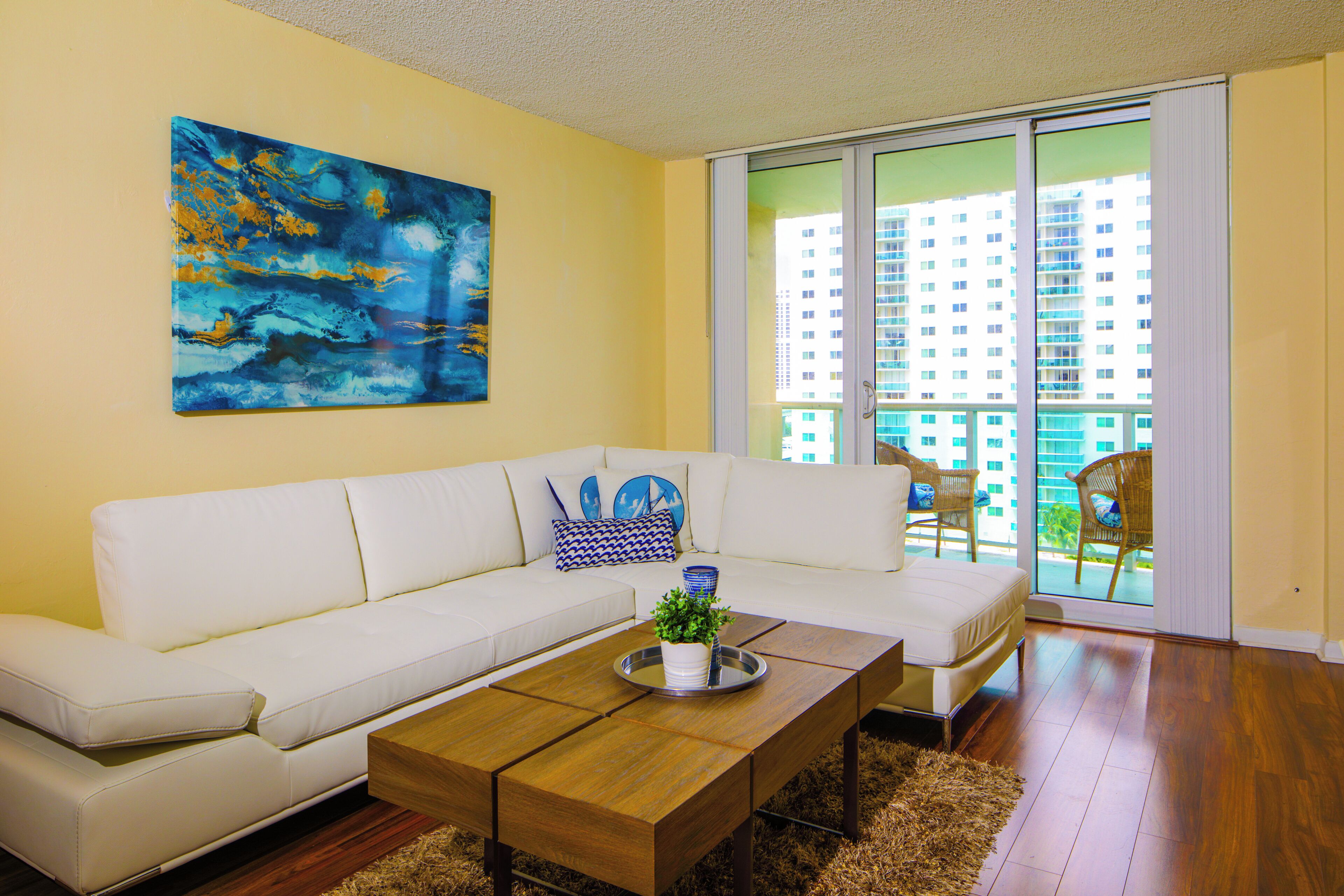 Luxury Room | Living area | 40-inch flat-screen TV with cable channels