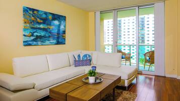 Luxury Room | Living area | 40-inch flat-screen TV with cable channels